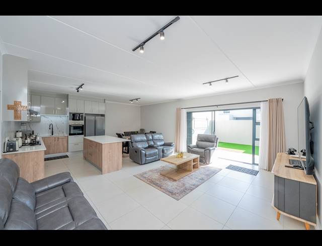 3 BEDROOM APARTMENT FOR SALE IN SANDOWN